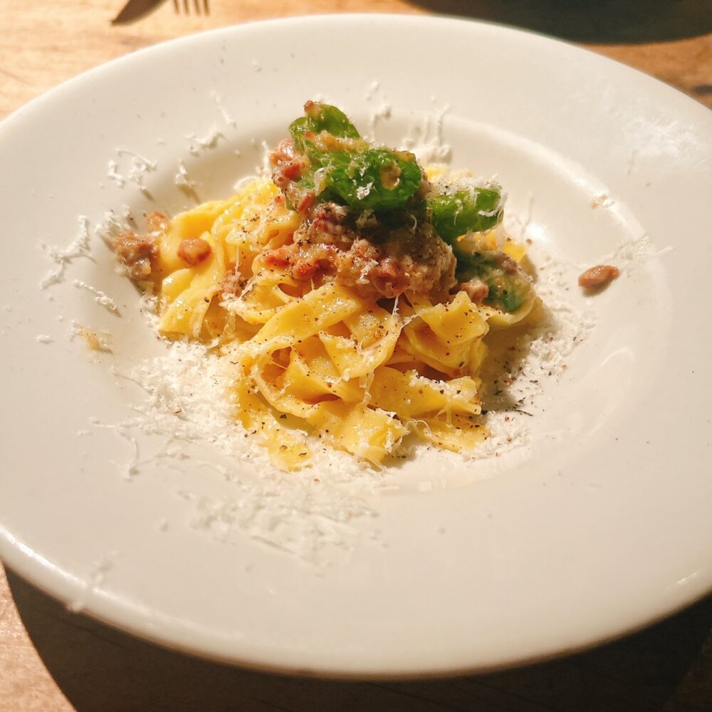 牛肉の旨みとししとうの辛味が調和した白いラグーソースのパスタ
